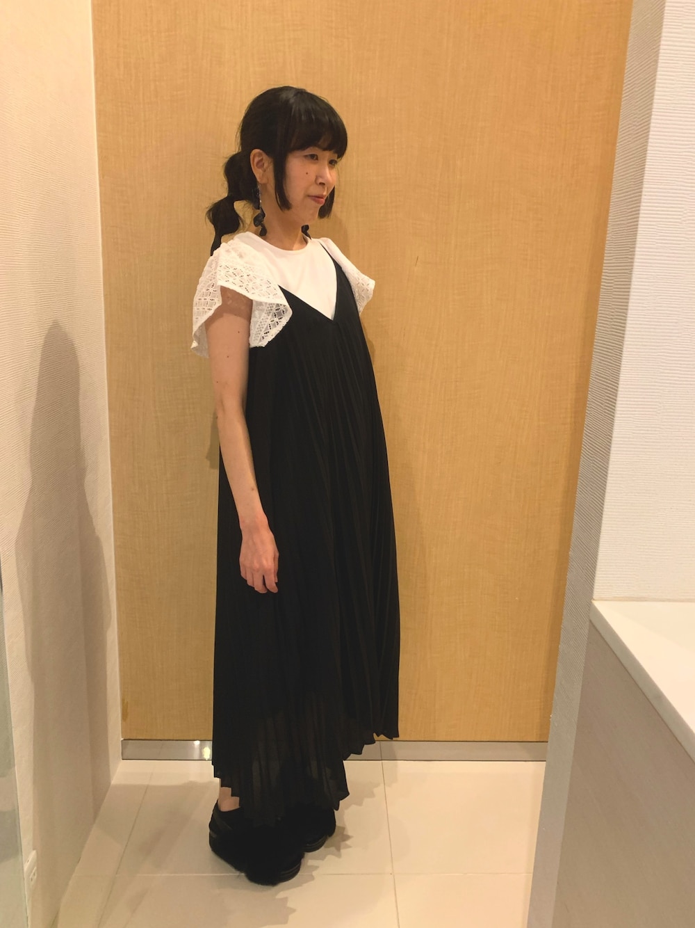「白、黒、プリーツ、秋のコーデ、玉ねぎヘア」｜「earth music&ecologyのバックレースアッププルオーバー（Tシャツ/カットソー、ホワイト系）」を使った、toccotさん（レディース・159cm）の秋コーディネートの1枚目の写真