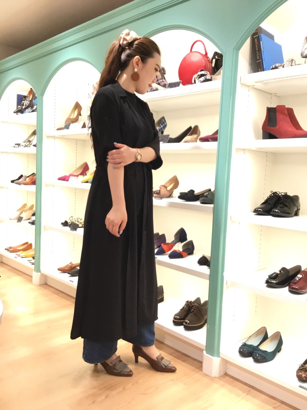 「秋のコーデ、黒ワンピ、大人カジュアル、ORiental TRaffic(ORiental TRaffic)、9328」｜「ORiental TRafficの秋冬新作★フリンジヒールパンプス★9328（パンプス、ブラウン系）」を使った、ORientalTRaffic 本八幡店さん（レディース・163cm）の秋コーディネートの1枚目の写真