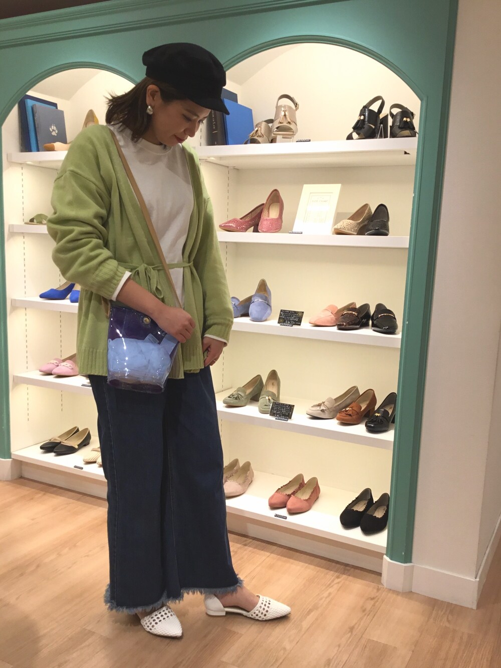 「カーディガン、デニム、ワイドパンツ、ORiental TRaffic(ORiental TRaffic)、メッシュ、WA ORiental TRaffic、ライトグリーン、クリアバッグ、2112」｜「WA ORiental TRafficの春夏新作★メッシュセパレートパンプス★2112（パンプス、ホワイト系）」を使った、ORientalTRaffic 本八幡店さん（レディース・163cm）の春コーディネートの1枚目の写真