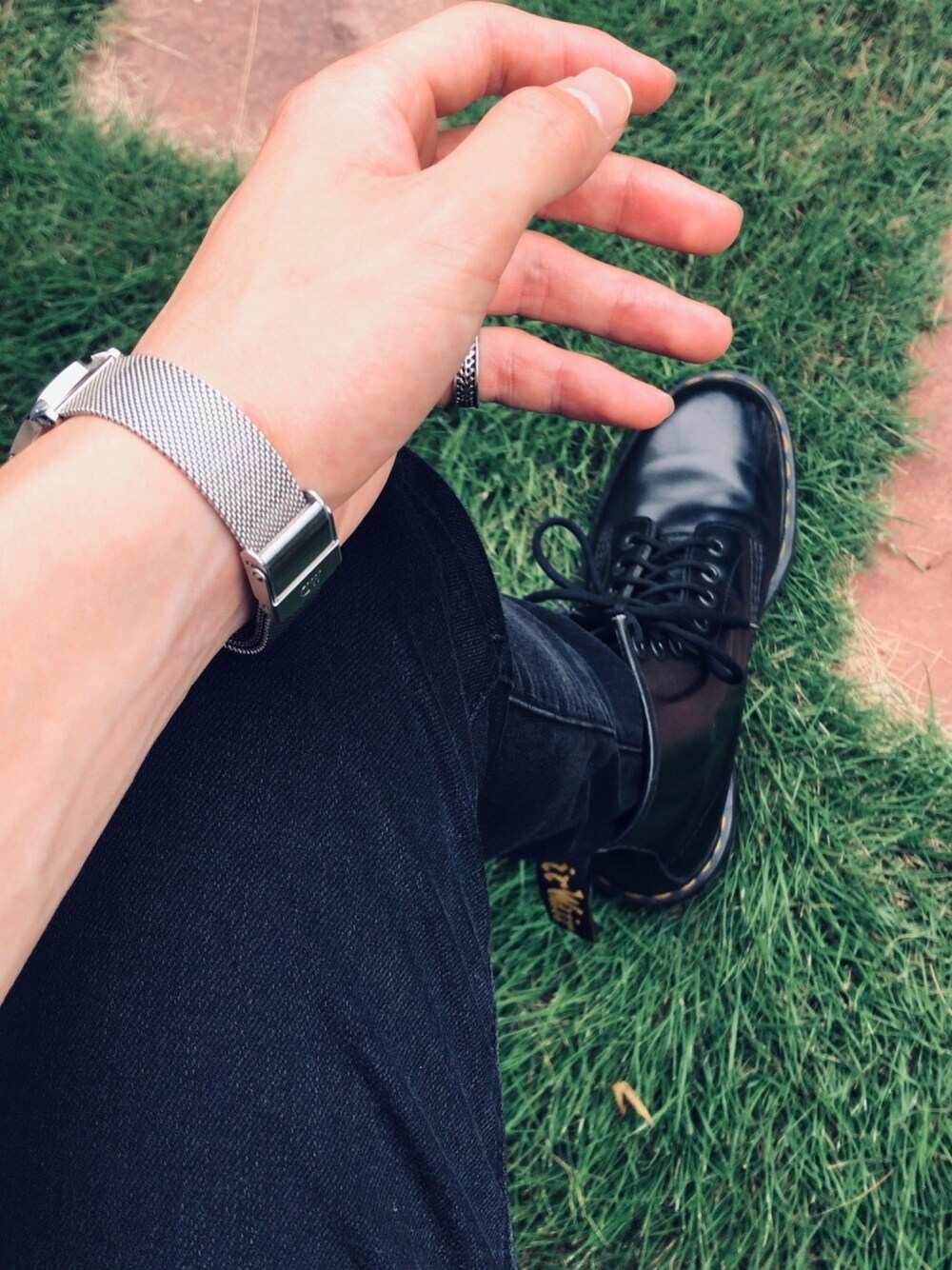 「ドクターマーチン、Dr.Martens、Dr.Martens 8ホール、Daniel Wellington、UNIQLO」｜「Dr. Martensのアイテム（ブーツ、ブラック系）」を使った、なかむらさん（メンズ・172cm）の秋コーディネートの1枚目の写真