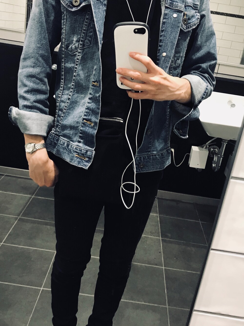 「UNIQLO、nano・universe、NIXON」｜「UNIQLOのアイテム（デニムジャケット、ブルー系）」を使った、なかむらさん（メンズ・172cm）の秋コーディネートの1枚目の写真