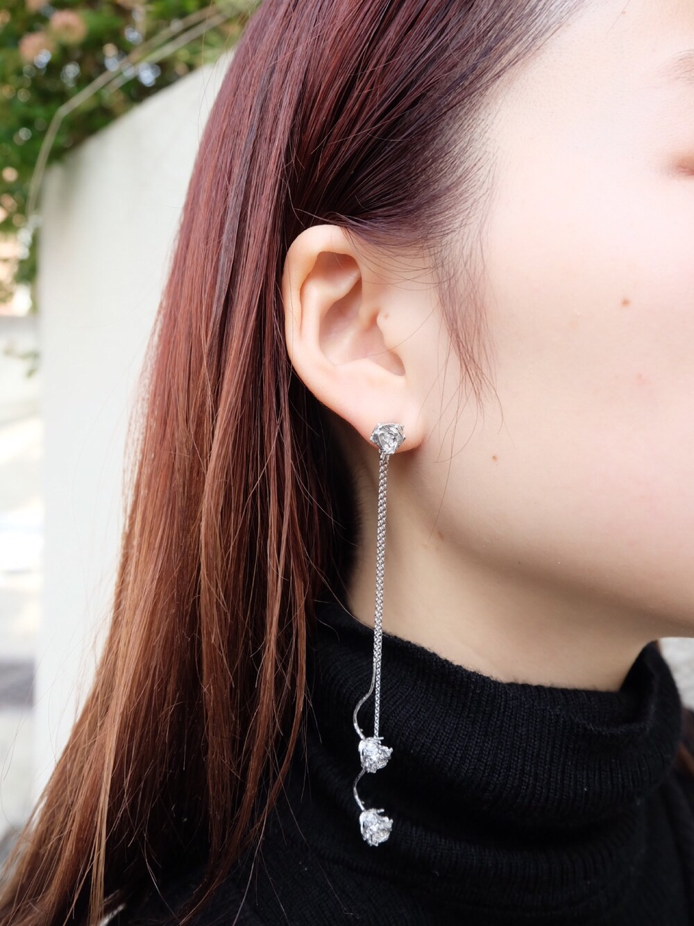 シルバー系のピアス（片耳用）、シルバー系のピアス（片耳用）、シルバー系のピアス（片耳用）を着用したレディースの冬コーディネートの1枚目の写真