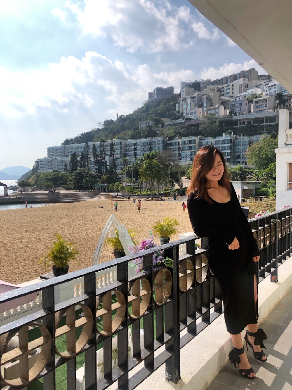 「PARTY、hongkong」｜「H&Mのアイテム（ワンピース、ブラック系）」を使った、Stacy Huiさん（レディース・160cm）の秋コーディネートの1枚目の写真