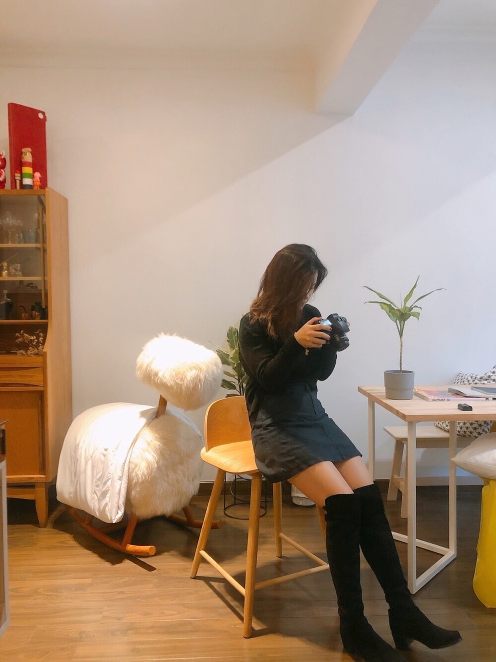 「stuart weitzman」｜「STUART WEITZMANのStuart Weitzman 'Reserve' Over the Knee Boot（ブーツ、ブラック系）」を使った、Stacy Huiさん（レディース・160cm）の秋コーディネートの1枚目の写真