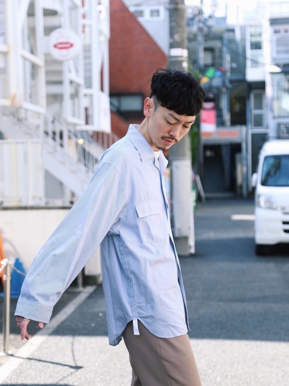 ブルー系のシャツ/ブラウスを着用したメンズの春コーディネートの1枚目の写真