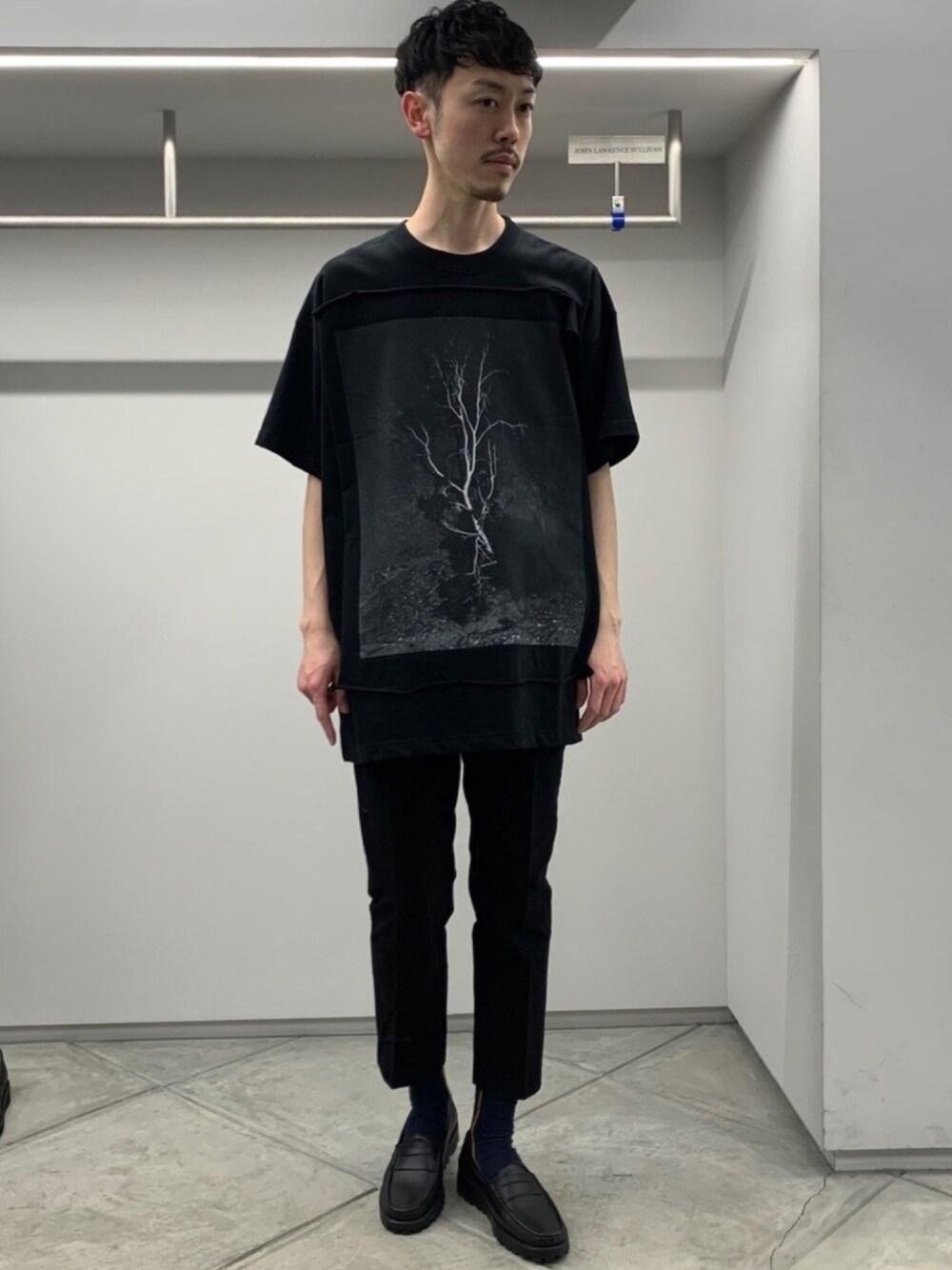 「シンプルコーデ、オーバーサイズ、黒、モノトーン、スキニー」｜「JOHN LAWRENCE SULLIVANの【JOHN LAWRENCE SULLIVAN】フォトプリントオーバーサイズティーシャツ / 5A013-0320-27（Tシャツ/カットソー、ブラック系）」を使った、studiousharachoさん（メンズ・182cm）の春コーディネートの1枚目の写真
