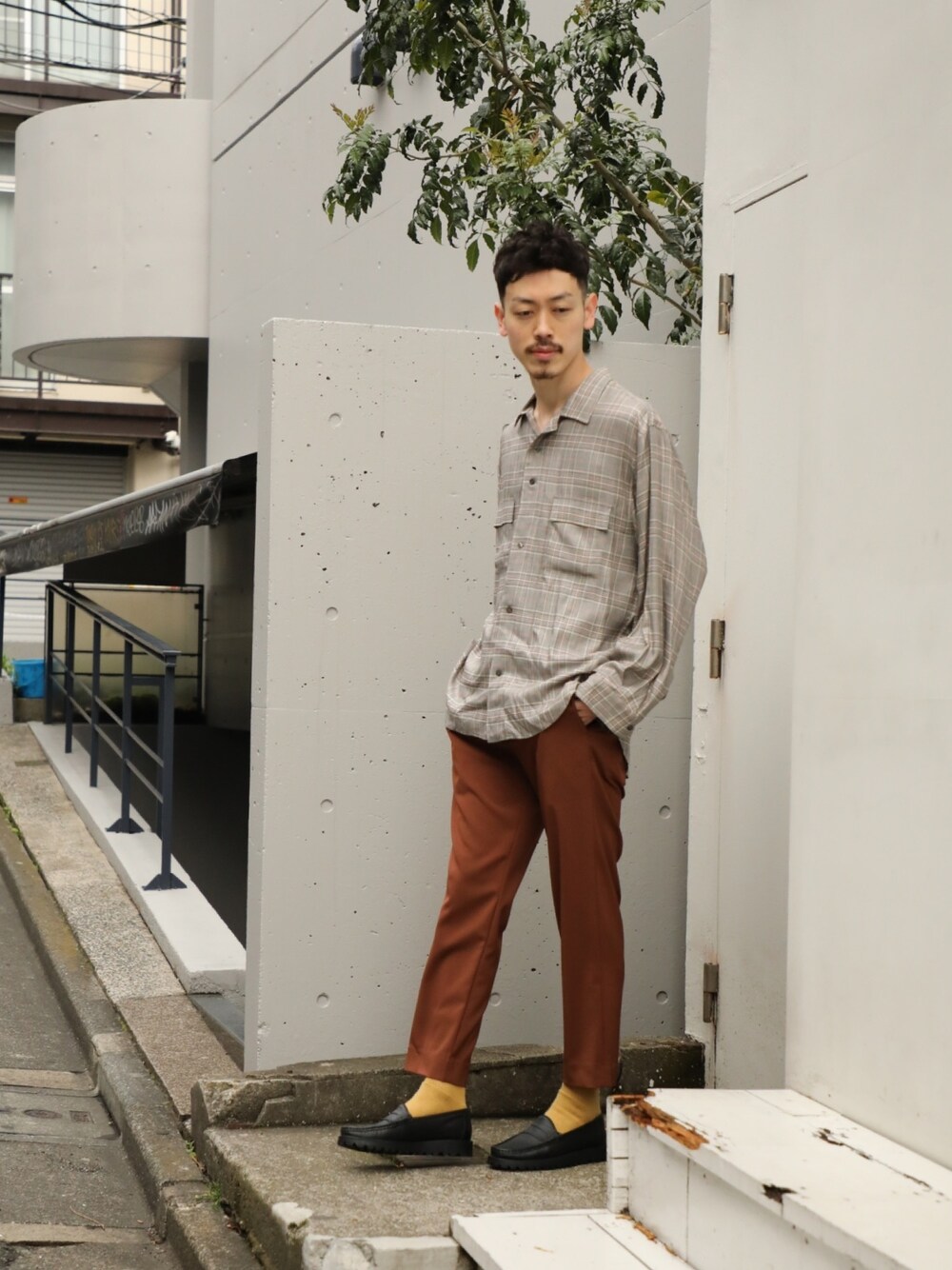 「おうちファッション、はるコーデ、きれいめカジュアル、オトナカジュアル」｜「THEEの【THEE】アンビバレント / DR-SH-04-C（シャツ/ブラウス、ホワイト系）」を使った、studiousharachoさん（メンズ・182cm）の春コーディネートの1枚目の写真