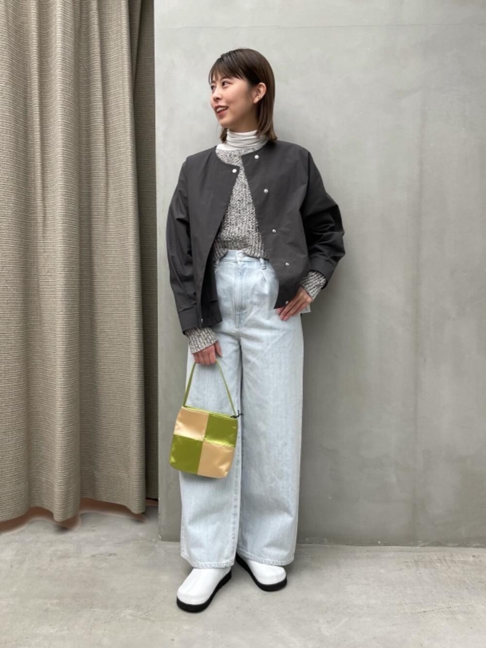「シューズ、デニムパンツ、Tシャツ/カットソー、👟バッグ、ニット/セーター、あうたー」｜「BEAUTY&YOUTH UNITED ARROWSのBY ベアフライス タートルネック カットソー -ウォッシャブル-（Tシャツ/カットソー、ホワイト系）」を使った、藤原（fujiwara）さん（レディース・159cm）の冬コーディネートの1枚目の写真