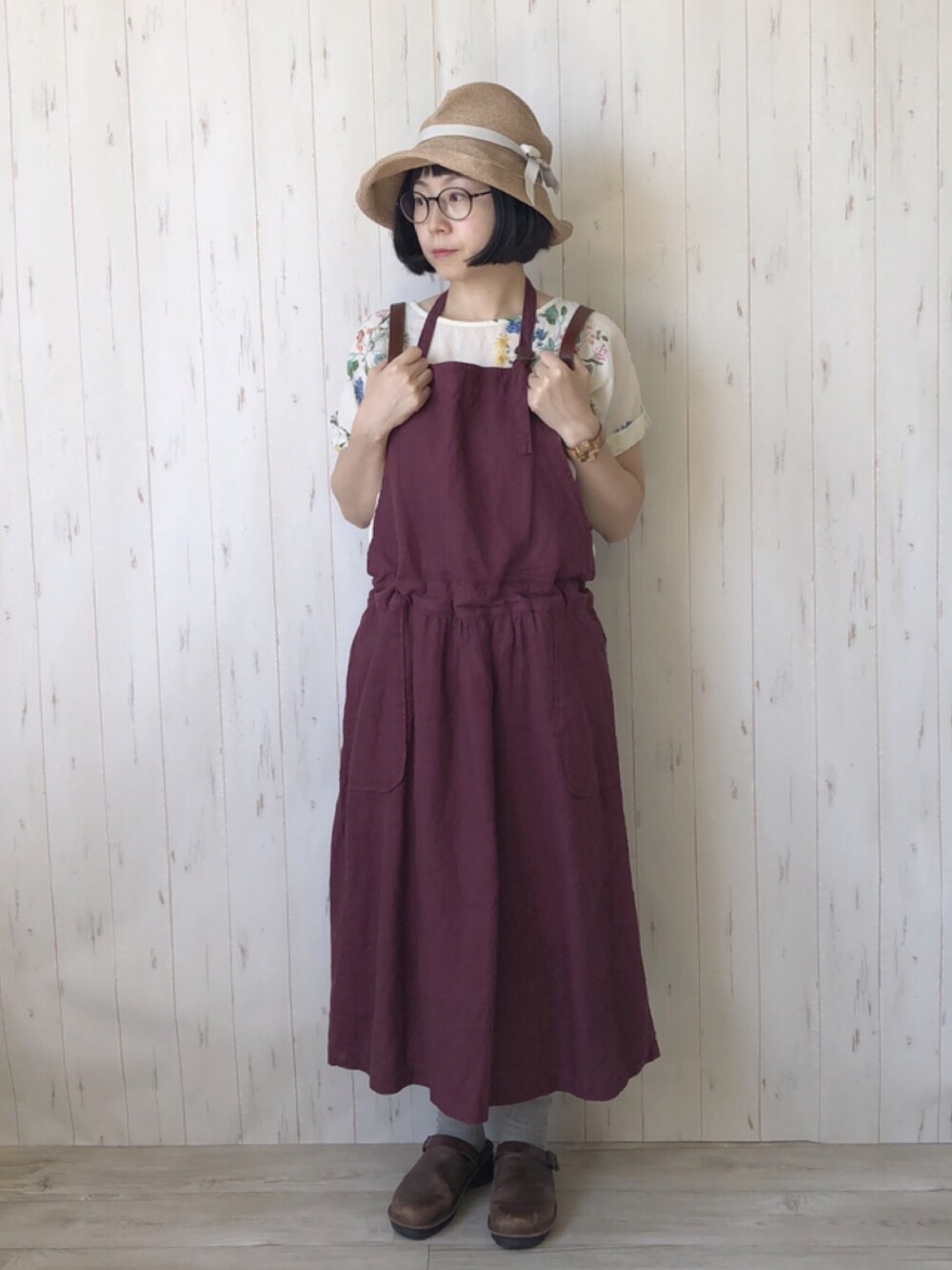 「秋コーデ、大人カジュアル、エプロンワンピース、ナチュラル、ガーリー、サボ、NAOT」｜「chou chou de mamanのアイテム（ワンピース、レッド系）」を使った、鞄屋コナランさん（レディース・157cm）の夏コーディネートの1枚目の写真