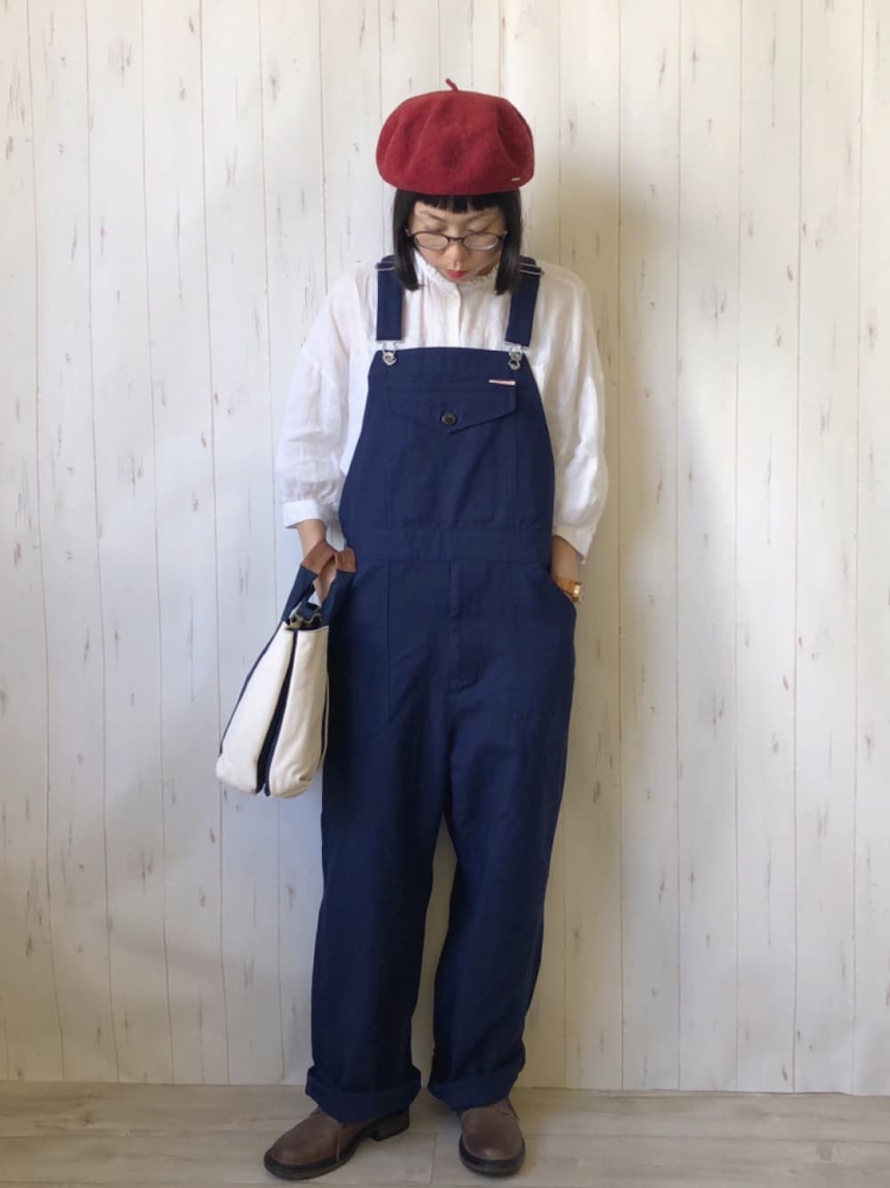 ブルー系のサロペット/オーバーオール、グリーン系のブーツ、ホワイト系のシャツ/ブラウスを着用したレディースの秋コーディネートの1枚目の写真