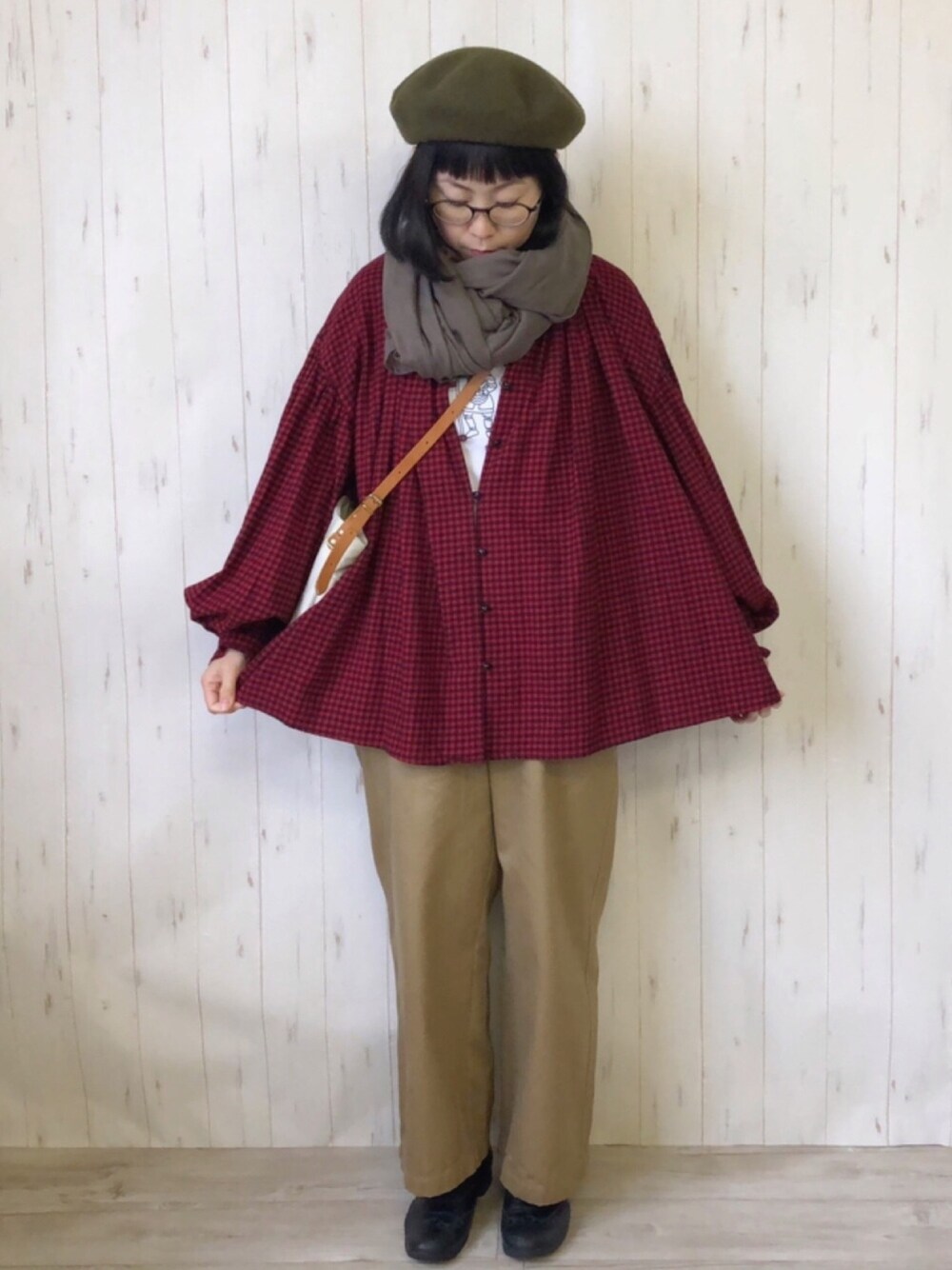 「秋のマイ旬スタイル、オトナカジュアル、大人カジュアル、秋服、秋のコーデ、秋コーデ、ベレー帽、ネルシャツ、チェックシャツ、チノパン」｜「BEAMS BOYのBEAMS BOY / チェック ギャザー スモック（シャツ/ブラウス、レッド系）」を使った、鞄屋コナランさん（レディース・157cm）の秋コーディネートの1枚目の写真