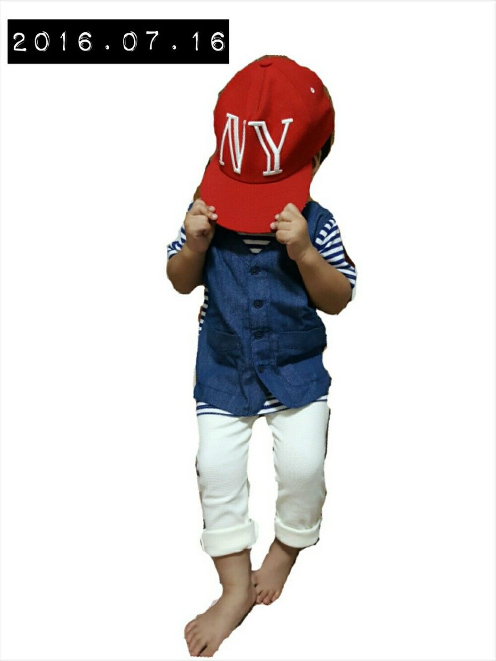 「キッズファッション、Tシャツ、ホワイト、シンプル、おとこのこ、カジュアル」｜「petit mainのアイテム（Tシャツ/カットソー、ブルー系）」を使った、TMHRさん（キッズ・100cm）の夏コーディネートの1枚目の写真