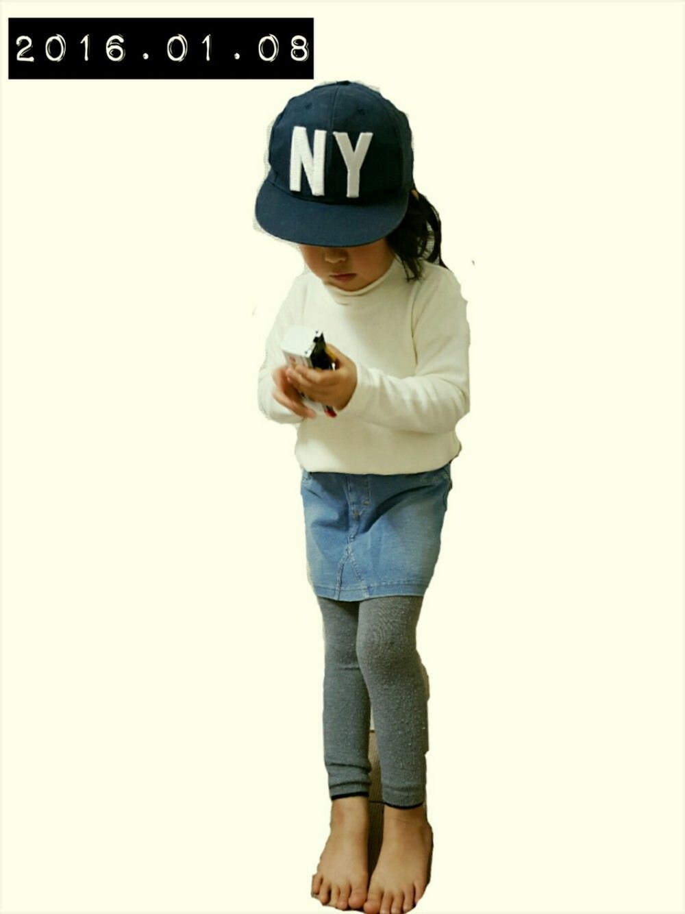 「シンプル、ハイネック、プチプラ、キャップ帽、女の子、4歳、ニットタイツ、フリース、デニムスカート」｜「UNIQLOのアイテム（トップス、ホワイト系）」を使った、TMHRさん（キッズ・100cm）の冬コーディネートの1枚目の写真