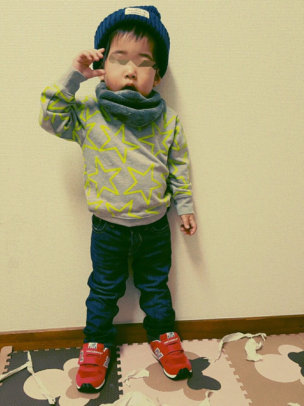 「ﾆｯﾄ帽子、ネッグウォーマー、トレーナー、星柄、デニムパンツ、ニューバランス、2歳、男の子」｜「3coinsのアイテム（ニットキャップ/ビーニー、ブルー系）」を使った、TMHRさん（キッズ・100cm）の秋コーディネートの1枚目の写真