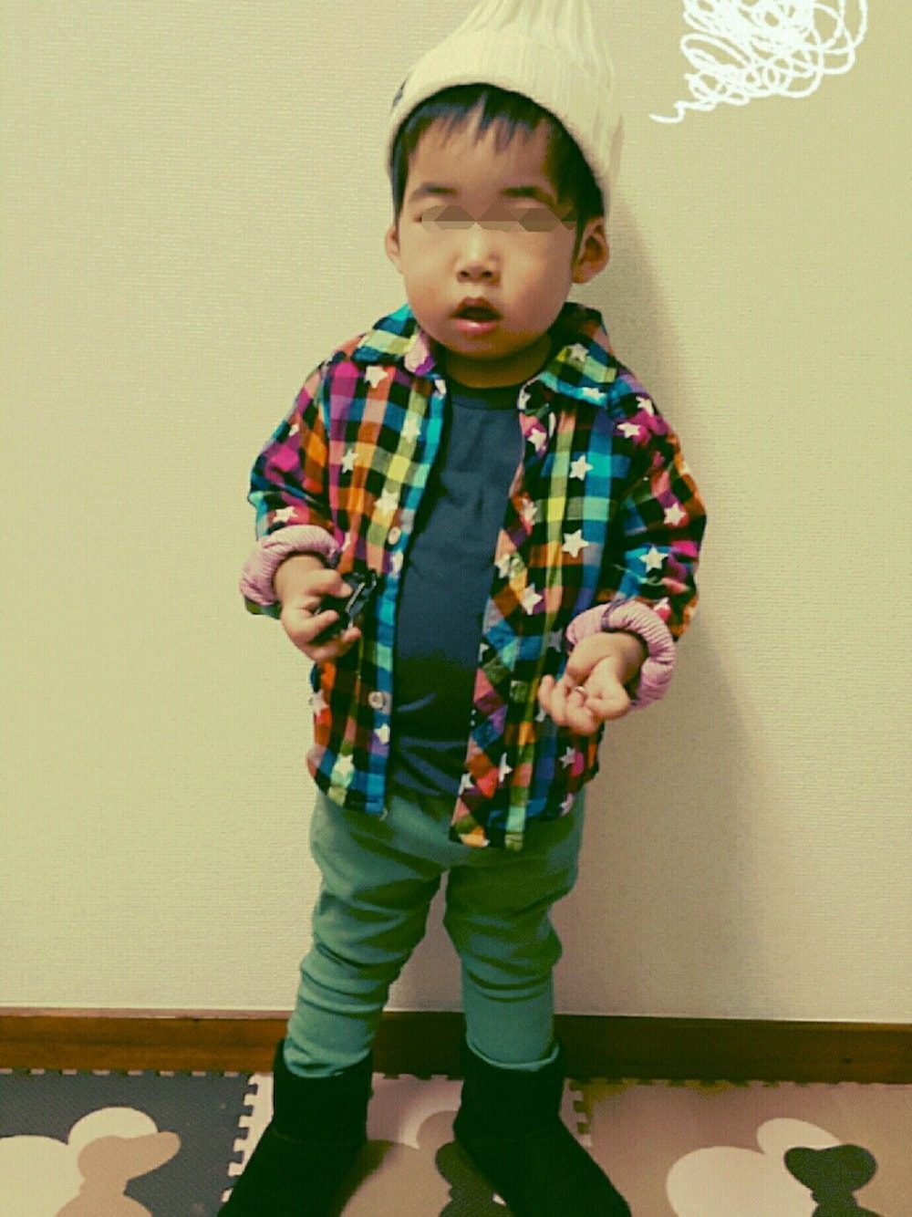 「ﾆｯﾄ帽子、チェックシャツ、星柄、ストレッチパンツ、BREEZE、西松屋、しまむら、2歳、男の子、お腹ぽっこり」｜「abcdのアイテム（オールインワン・サロペット、レッド系）」を使った、TMHRさん（キッズ・100cm）の秋コーディネートの1枚目の写真