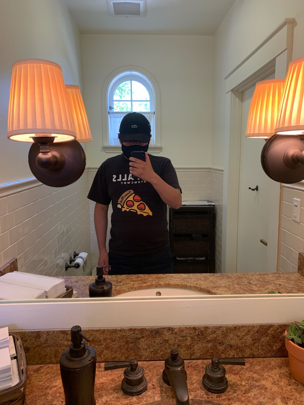「supreme、LACOSTE、HUMAN MADE、18 East」｜「Supreme のアイテム（キャップ、ブラック系）」を使った、Brian Lyさん（メンズ・173cm）の秋コーディネートの1枚目の写真