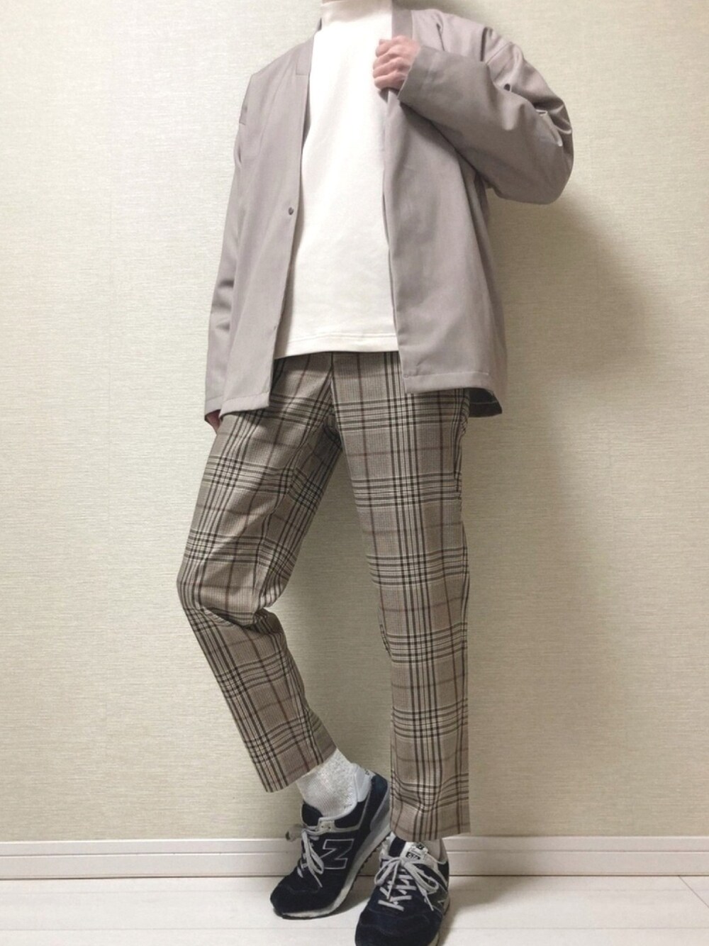 「大人カジュアル、スニーカー、きれいめカジュアル、ベージュ、チェックパンツ、ハイネック、キレイめ、はるコーデ」｜「UNIQLOのモックネックプルオーバー（Tシャツ/カットソー、ホワイト系）」を使った、MATOさん（メンズ・175cm）の冬コーディネートの1枚目の写真