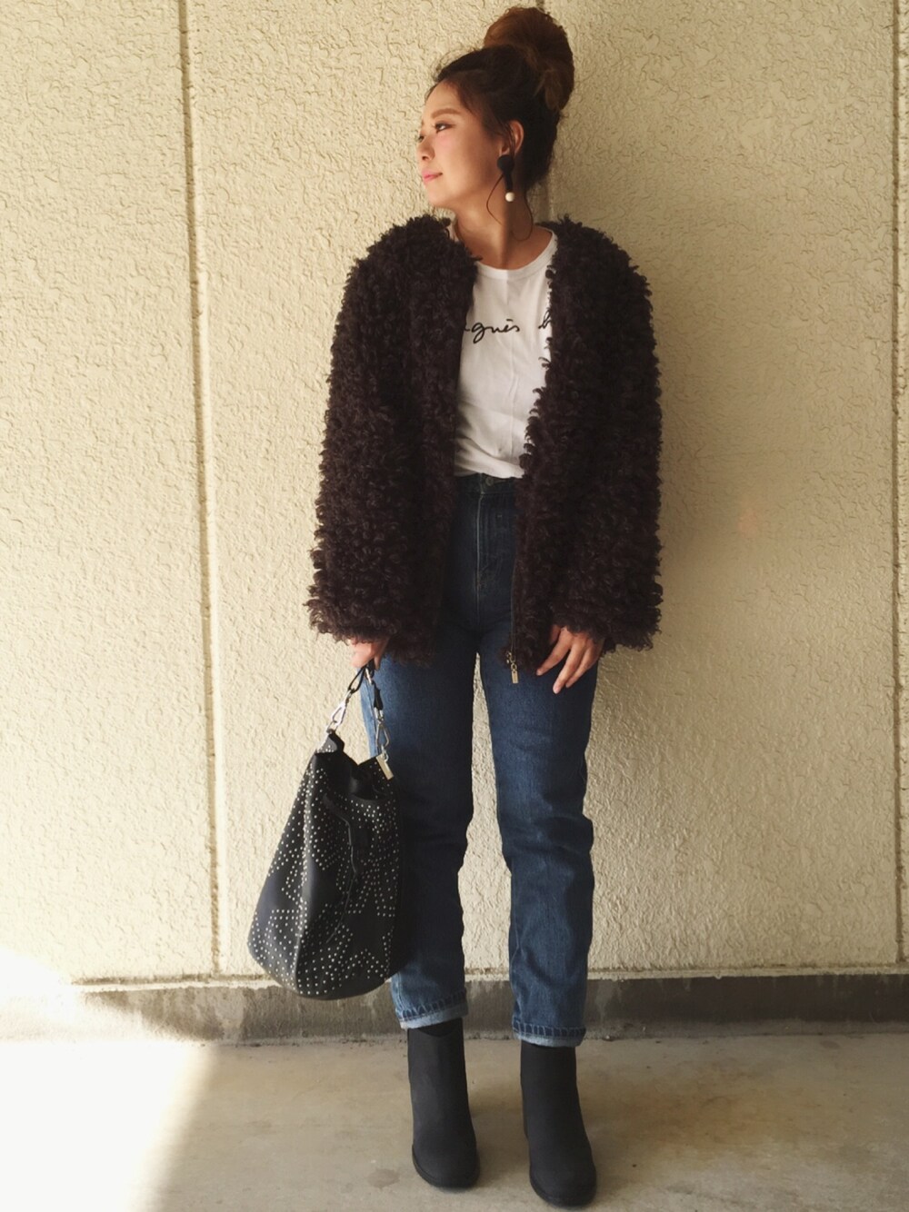 「もけもけ、アニエスベー、ループカーディガン、マムジーンズ、スタッズバッグ、サイドゴアブーツ、ZARA、ohtoro」｜「agnes b.のS137 TS（Tシャツ/カットソー、ホワイト系）」を使った、makikiさん（レディース・160cm）の冬コーディネートの1枚目の写真