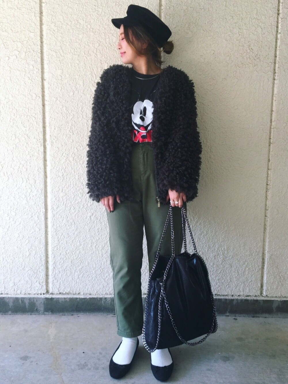 「ミッキー、ベイカーパンツ、ミッキーT、もけもけ、シンプル、カジュアル、ootd、ファーコート、ohotoro」｜「ohotoroのアイテム（カーディガン/ボレロ、ブラック系）」を使った、makikiさん（レディース・160cm）の冬コーディネートの1枚目の写真