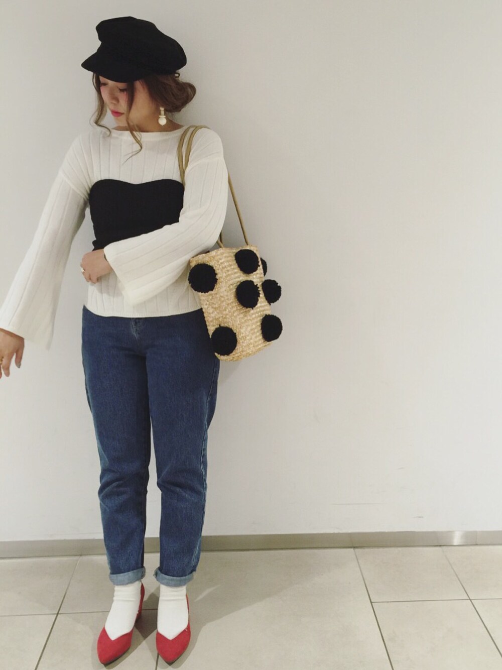 「GU、ベルスリーブ、春、ビスチェ、Another Edition、赤パンプス、かごバッグ、ZARA、モノトーン、オトナカジュアル」｜「WEGOの◆WEGO/マリンキャップ（キャスケット、ブラック系）」を使った、makikiさん（レディース・160cm）の冬コーディネートの1枚目の写真