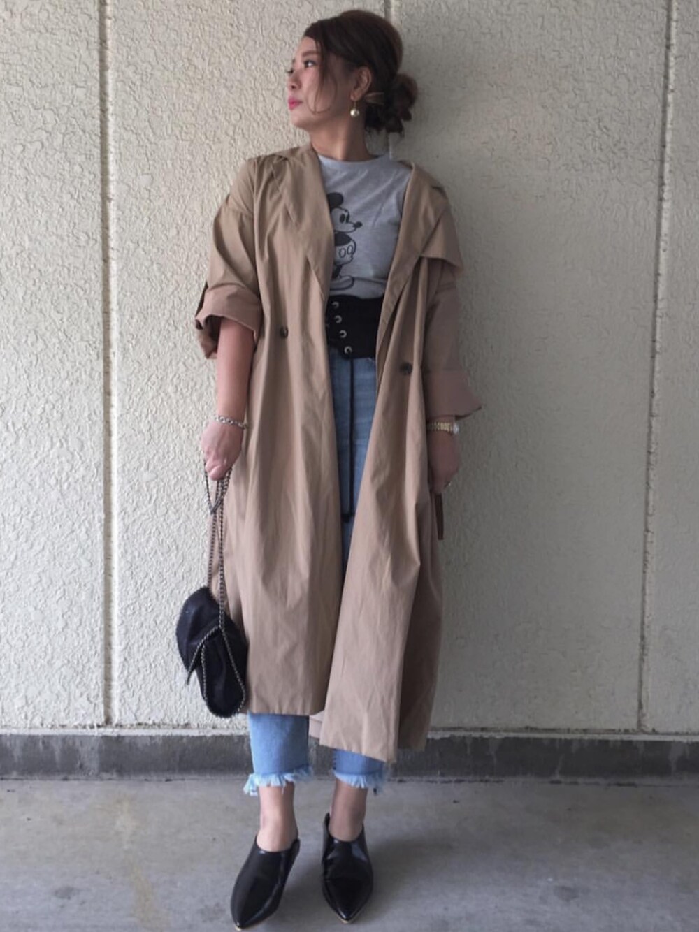 「トレンチコート、ミッキー、ミッキーT、コルセット、ザラ、ザラジョ、ZARA、GU、オトナカジュアル」｜「GUのアイテム（デニムパンツ、ブルー系）」を使った、makikiさん（レディース・160cm）の夏コーディネートの1枚目の写真