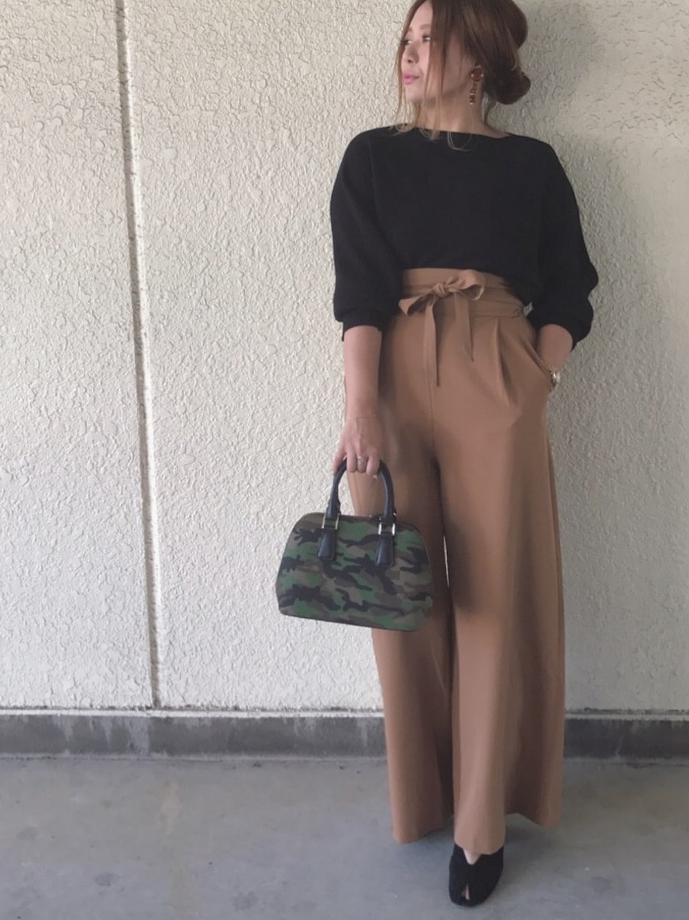 「kormarchサポーターズ、kormarch、ニット、ハイウエストパンツ、GU、GUMANIA、カモフラージュ、ミュール、秋のコーデ、パンツスタイル」｜「KORMARCHのアイテム（ニット/セーター、ブラック系）」を使った、makikiさん（レディース・160cm）の秋コーディネートの1枚目の写真