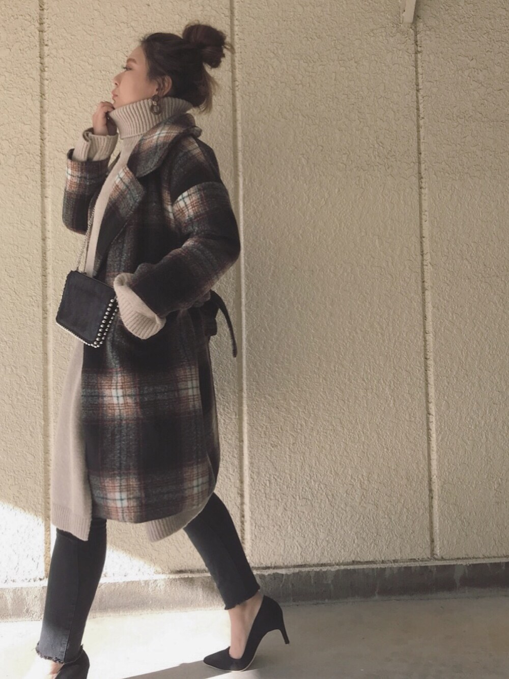 「kormarch、kormarchサポーターズ、ニット、ニットワンピース、スキニー、ZARA、オトナカジュアル、シンプルコーデ、冬コーデ、タートルネック」｜「KORMARCHのアイテム（チェスターコート、ブラック系）」を使った、makikiさん（レディース・160cm）の冬コーディネートの1枚目の写真