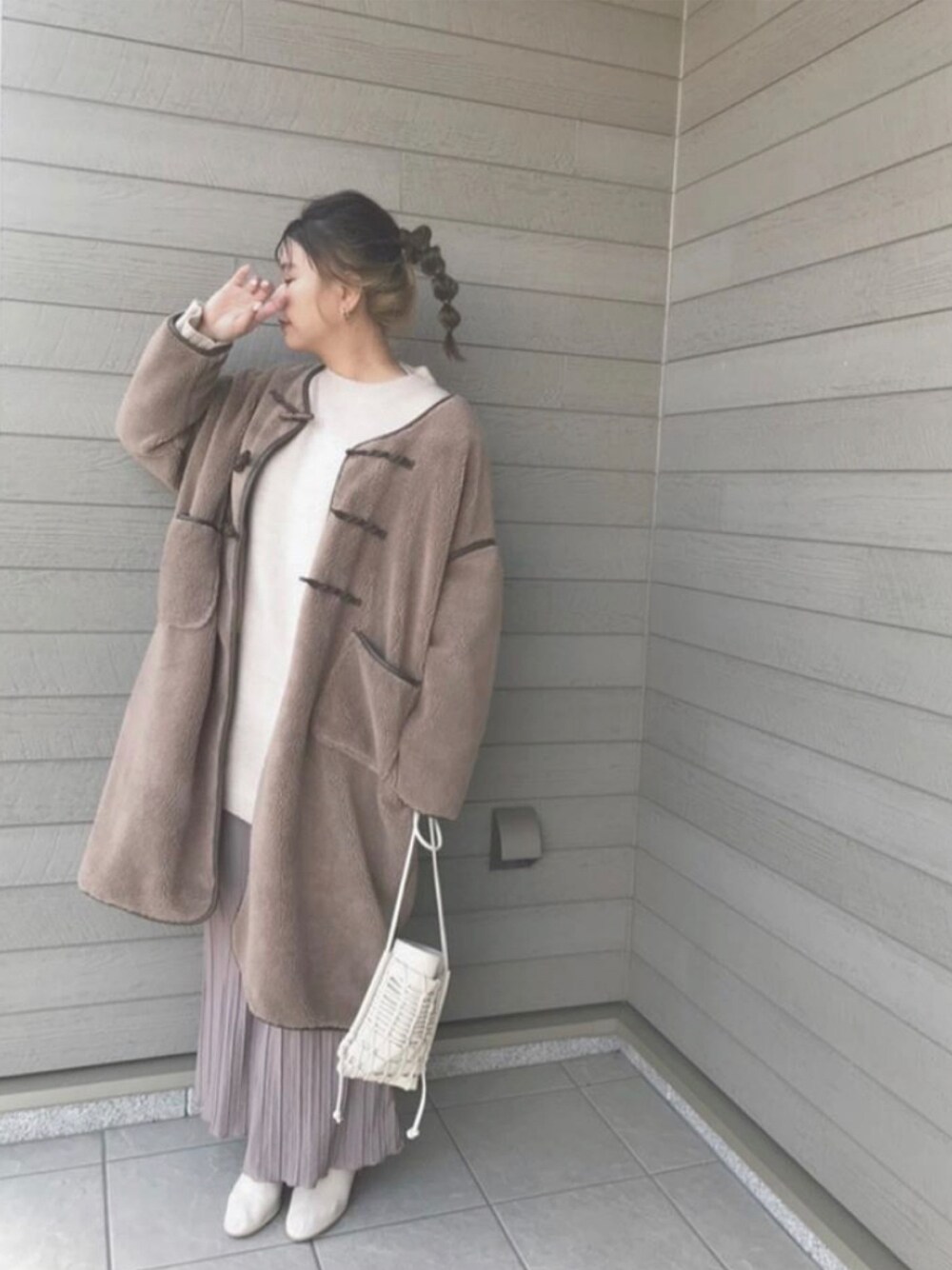 「オトナカジュアル、ラクチンコーデ、ノーカラーコート、ボア、ボアコート、ゆるコーデ、プリーツ、カジュアルコーデ、ootd、ママコーデ」｜「Pierrotのオーバーサイズボリュームニット（ニット/セーター、ベージュ系）」を使った、makikiさん（レディース・158cm）の秋コーディネートの1枚目の写真