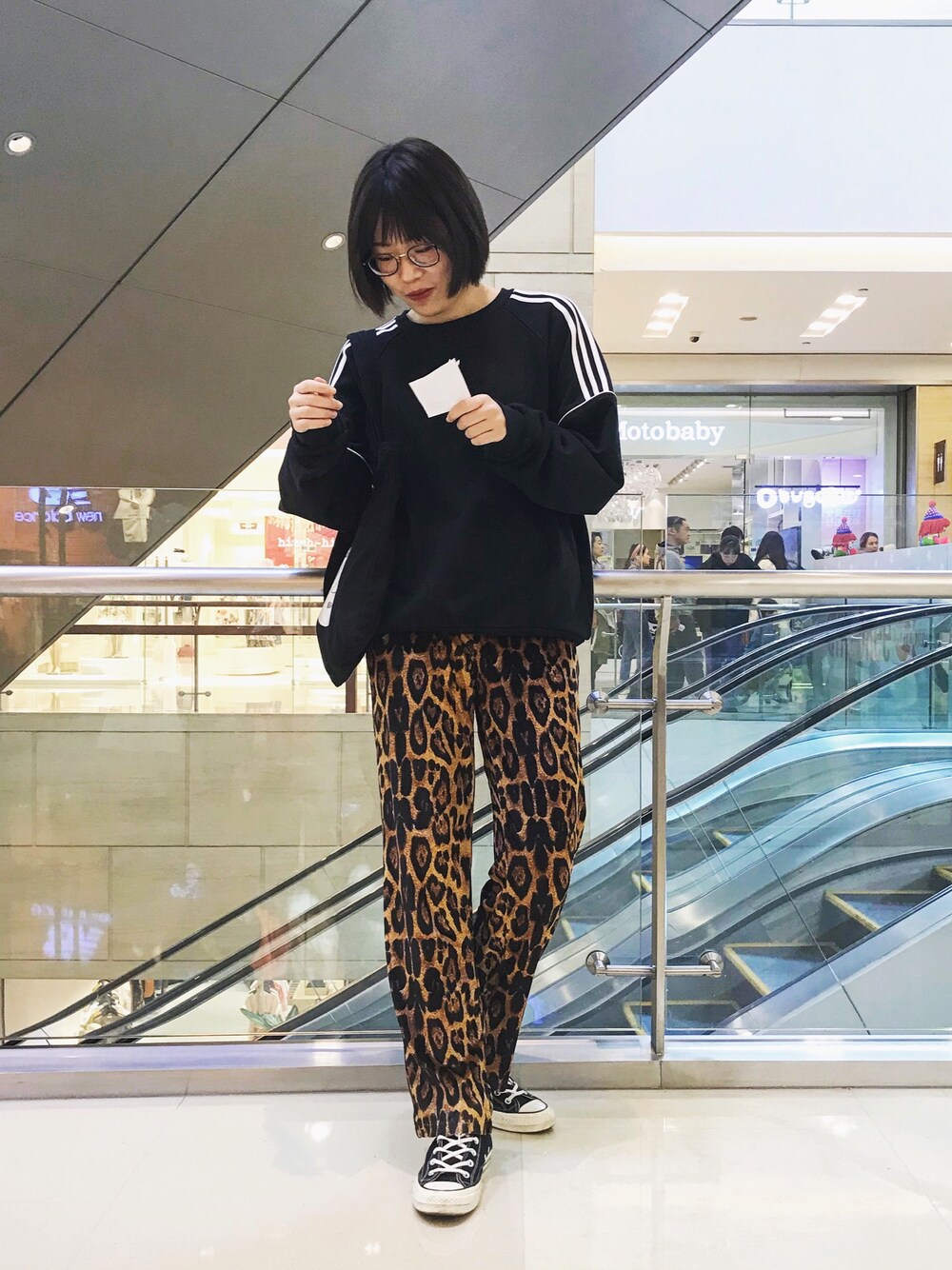 「春、カジュアルコーデ、古着、杭州」｜「adidasのアイテム（スウェット、ブラック系）」を使った、浅喜小鹿さん（レディース・174cm）の春コーディネートの1枚目の写真