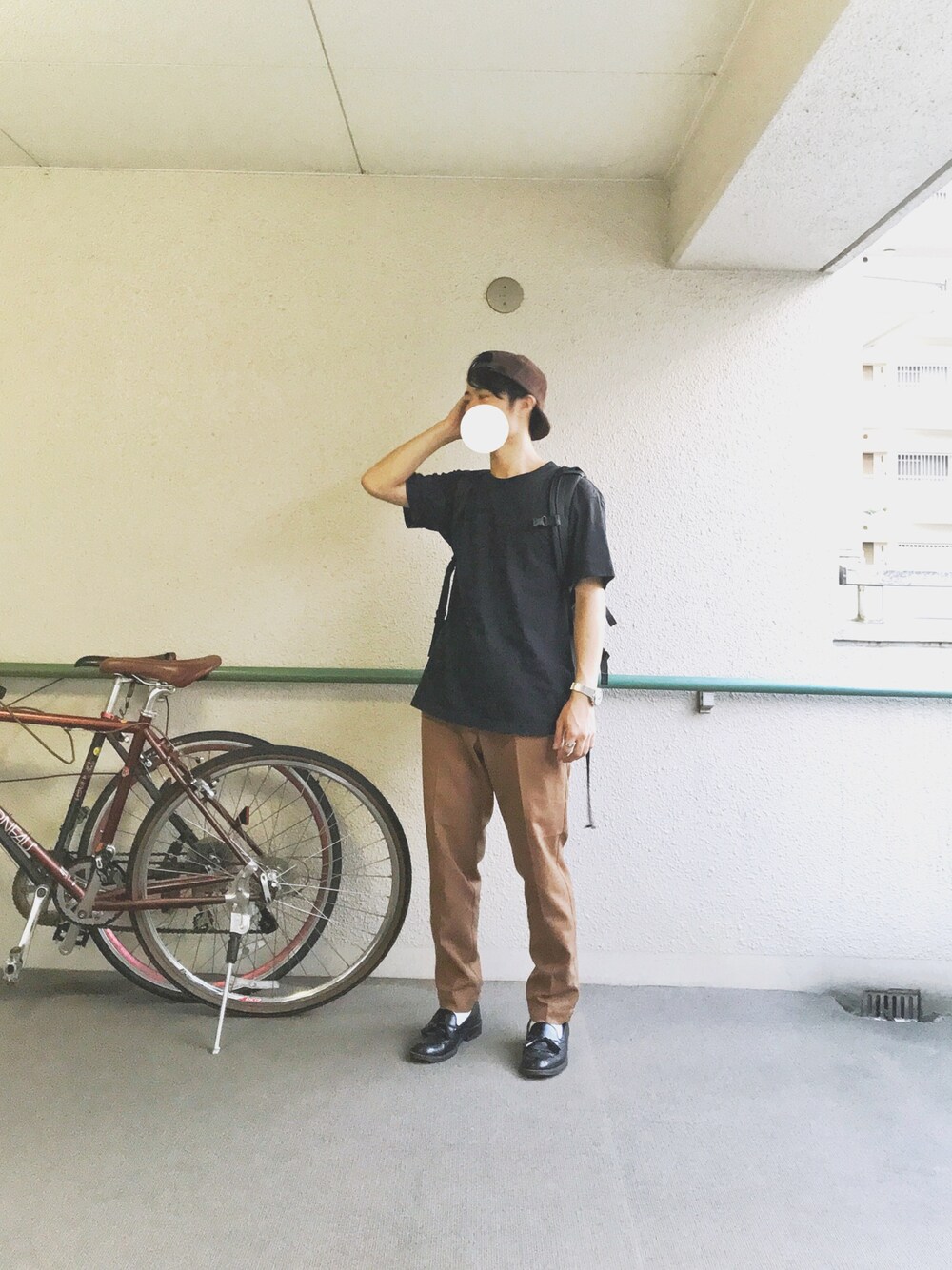 ブラック系のTシャツ/カットソー、イエロー系のその他パンツ、ブラック系のローファーを着用したメンズの夏コーディネートの1枚目の写真