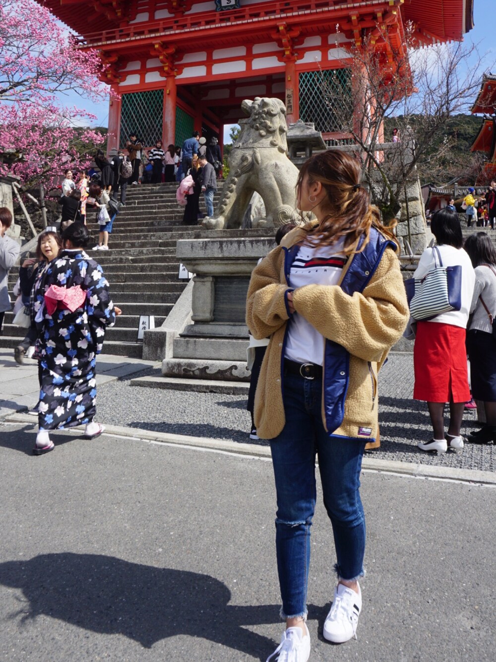 「京都、Tシャツ、デニム、春、TOMMY HILFIGER、adidas」｜「TOMMY HILFIGERのアイテム（Tシャツ/カットソー、ホワイト系）」を使った、Mさん（レディース・163cm）の春コーディネートの1枚目の写真