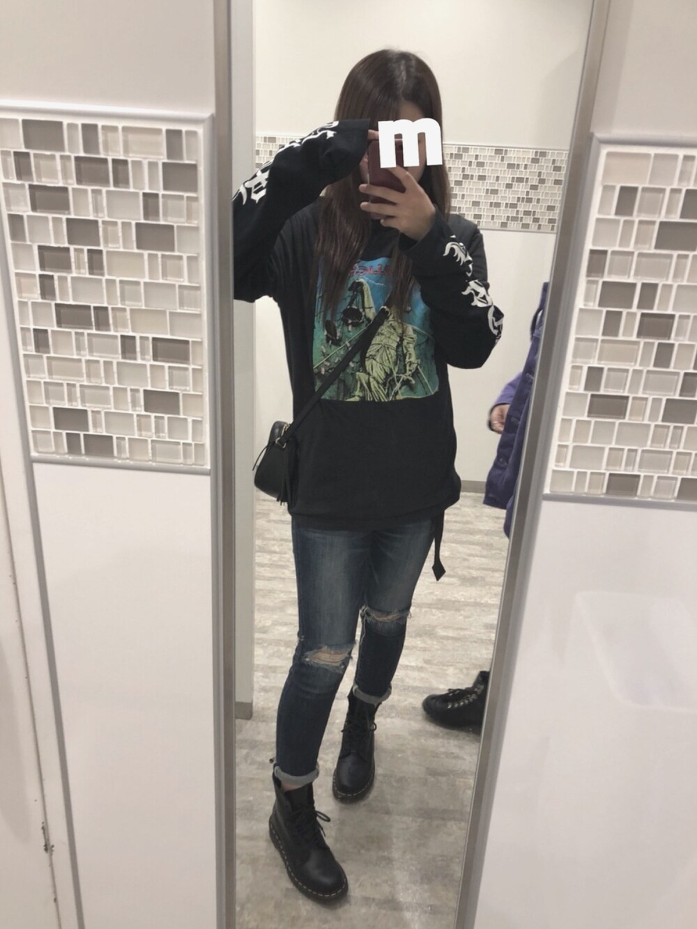 「BIONICMAN、ダメージデニムパンツ、GAP、Dr.Martens」｜「GAPのアイテム（Tシャツ/カットソー、ブラック系）」を使った、Mさん（レディース・163cm）の秋コーディネートの1枚目の写真