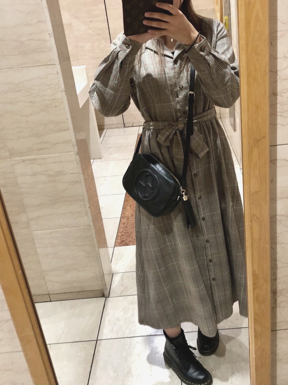 「Dr.Martens、ワンピース、GUCCI、秋冬コーデ」｜「PAGEBOYのアイテム（ワンピース/ドレス、グレー系）」を使った、Mさん（レディース・163cm）の秋コーディネートの1枚目の写真