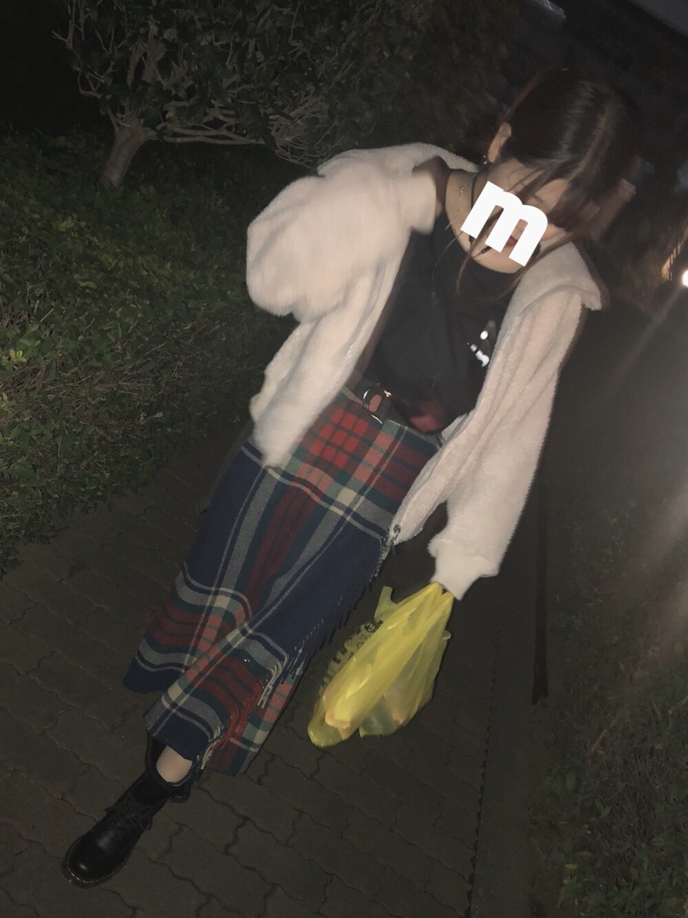 「Ralph Lauren、秋冬、モコモコアウター、チェックスカート、チェック、ユニクロ、UNIQLO」｜「Calvin Klein Jeansのアイテム（Tシャツ/カットソー、ブラック系）」を使った、Mさん（レディース・163cm）の秋コーディネートの1枚目の写真