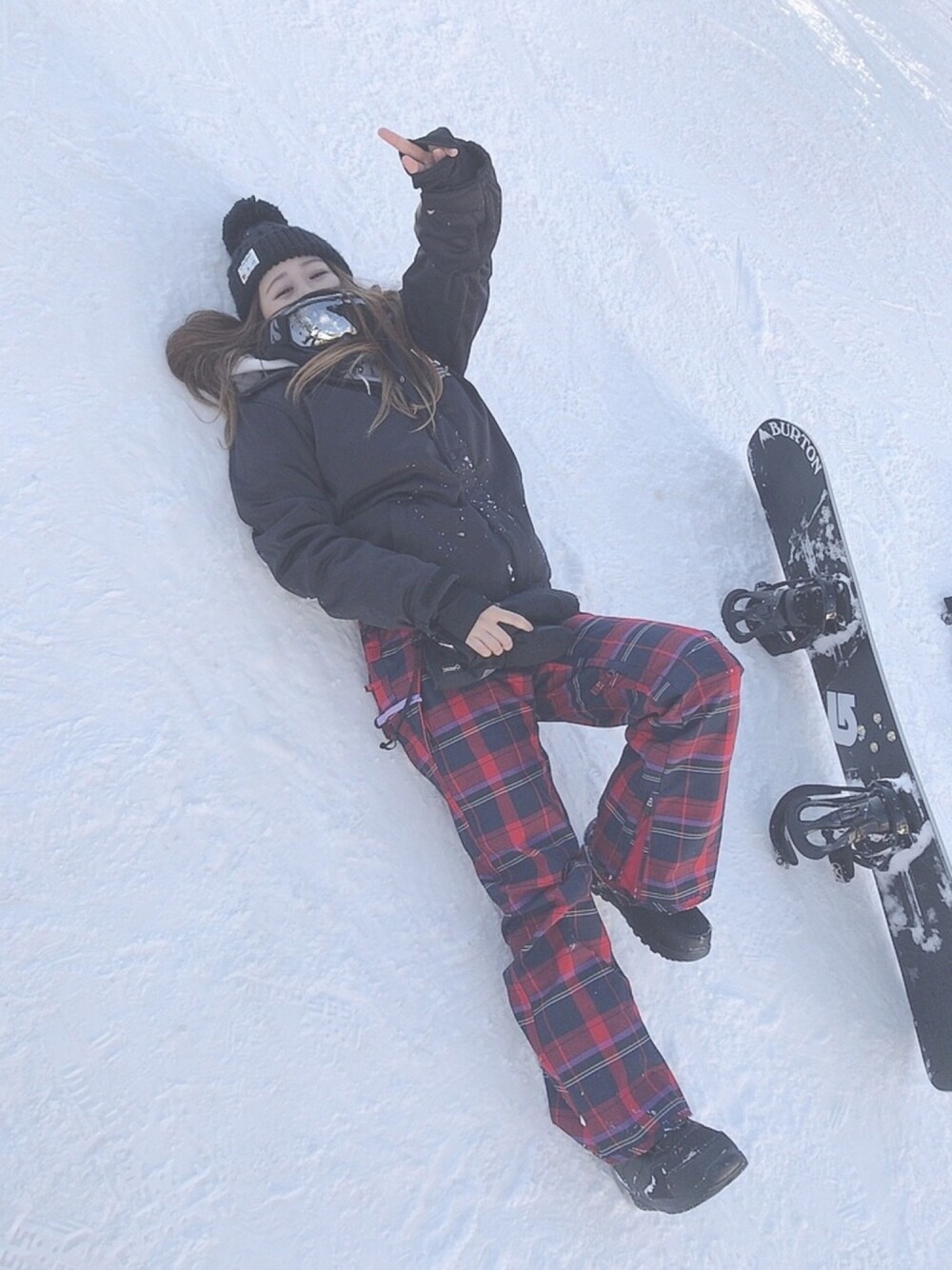 「スノボスタイル、スノボ、スノボウェア、BURTON、カジュアルコーデ」｜「BURTONのアイテム（スポーツグッズ、ブラック系）」を使った、Mさん（レディース・163cm）の冬コーディネートの1枚目の写真