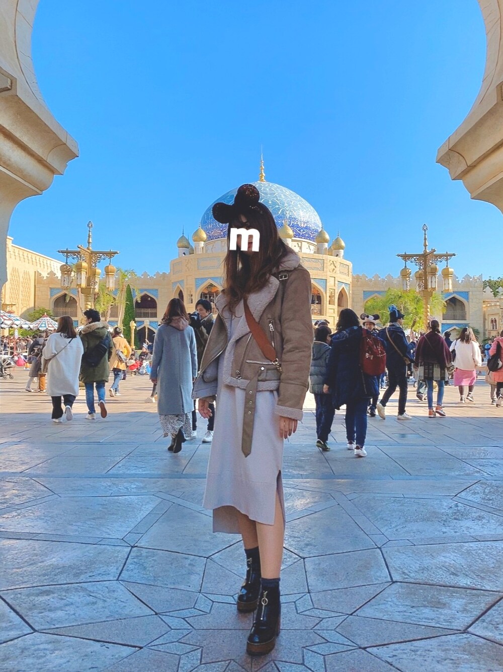 「ディズニー、ディズニーコーデ、ホワイト、オフショル、ワンピース」｜「ZARAのアイテム（その他アウター、ベージュ系）」を使った、Mさん（レディース・163cm）の冬コーディネートの1枚目の写真
