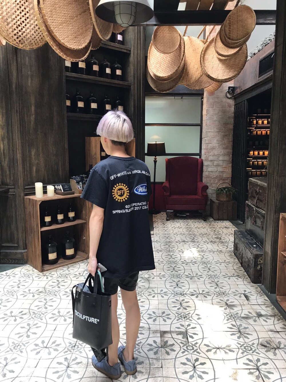 「offwhite、black、ootd、Bangkok、Singapore、men、STYLE」｜「off whiteのアイテム（Tシャツ/カットソー、その他）」を使った、じゃいれん / Jirehさん（メンズ・165cm）の秋コーディネートの1枚目の写真
