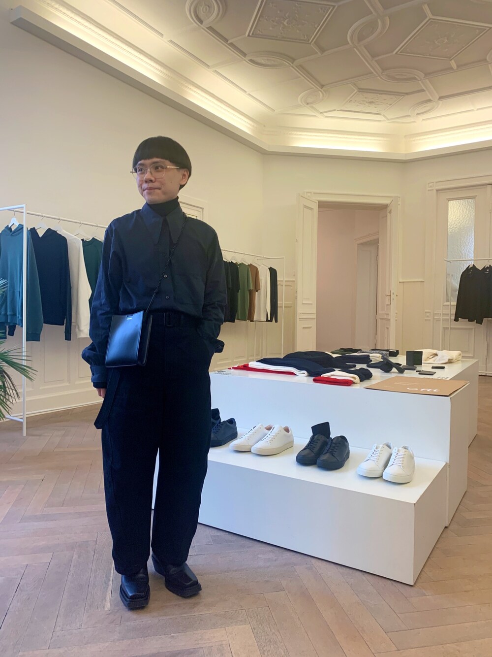 「BOTTEGA VENETA、ootd、LEMAIRE、JILSANDER、men、Berlin、summer」｜「JIL SANDERのアイテム（ショルダーバッグ、ブラック系）」を使った、じゃいれん / Jirehさん（メンズ・165cm）の春コーディネートの1枚目の写真