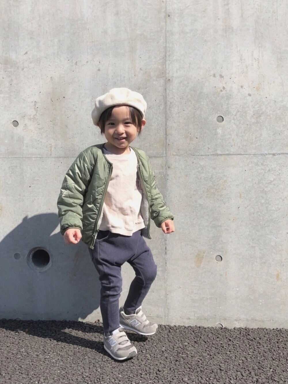 「キッズファッション、カジュアル、男の子コーデ、ニューバランス、ベレー帽、3歳、guno、春コーデ、ライナーコート、カーキ」｜「B:MING by BEAMSのビーミング by ビームス / 4WAY M-51 18AW（ミリタリージャケット、イエロー系）」を使った、manatsuさん（キッズ・90cm）の春コーディネートの1枚目の写真