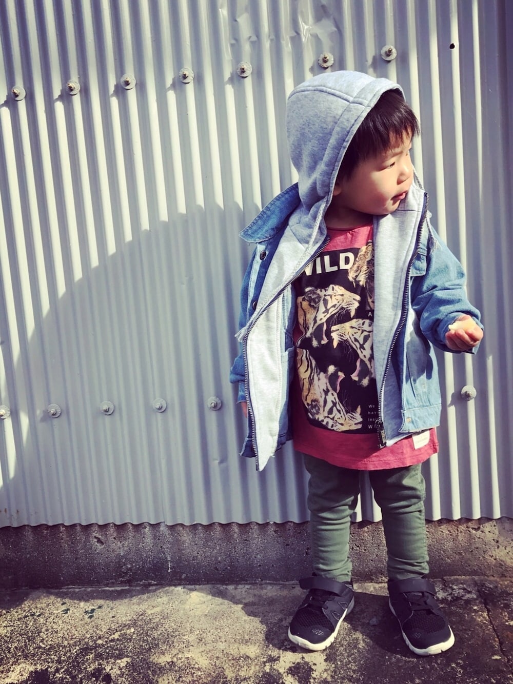 「男の子、2歳2ヶ月、ストリート系、重ね着風、デニムジャケット、カジュアルコーデ、大人コーデ、スニーカー」｜「韓国子供服のアイテム（デニムジャケット、ブルー系）」を使った、makya‼︎さん（キッズ・80cm）の春コーディネートの1枚目の写真