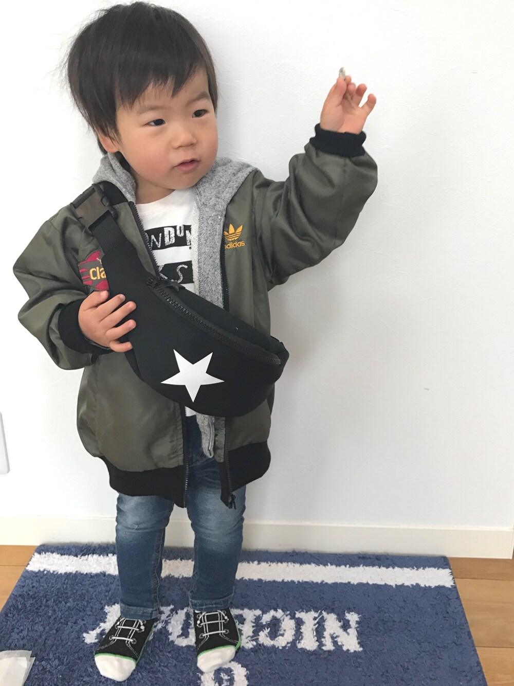 「adidas風、MA-1、パーカー、2歳、男の子、カジュアルコーデ」｜「DAISOのアイテム（ボディバッグ/ウエストポーチ、ブラック系）」を使った、makya‼︎さん（キッズ・80cm）の春コーディネートの1枚目の写真