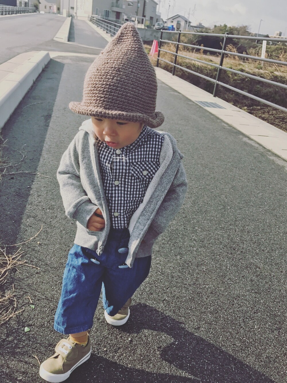 「男の子、2歳、トンガリ帽子、とんがりハット、春コーデ、カジュアルコーデ、ガウチョパンツ、チェックシャツ」｜「赤ちゃんデパート水谷のアイテム（シャツ/ブラウス、ブラック系）」を使った、makya‼︎さん（キッズ・80cm）の春コーディネートの1枚目の写真