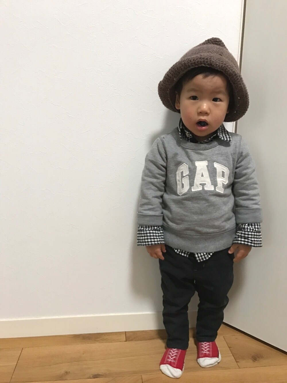 「2歳、2歳2ヶ月、男の子、トンガリ帽子、カジュアル、春コーデ」｜「babyGAPのアイテム（Tシャツ/カットソー、グレー系）」を使った、makya‼︎さん（キッズ・80cm）の春コーディネートの1枚目の写真