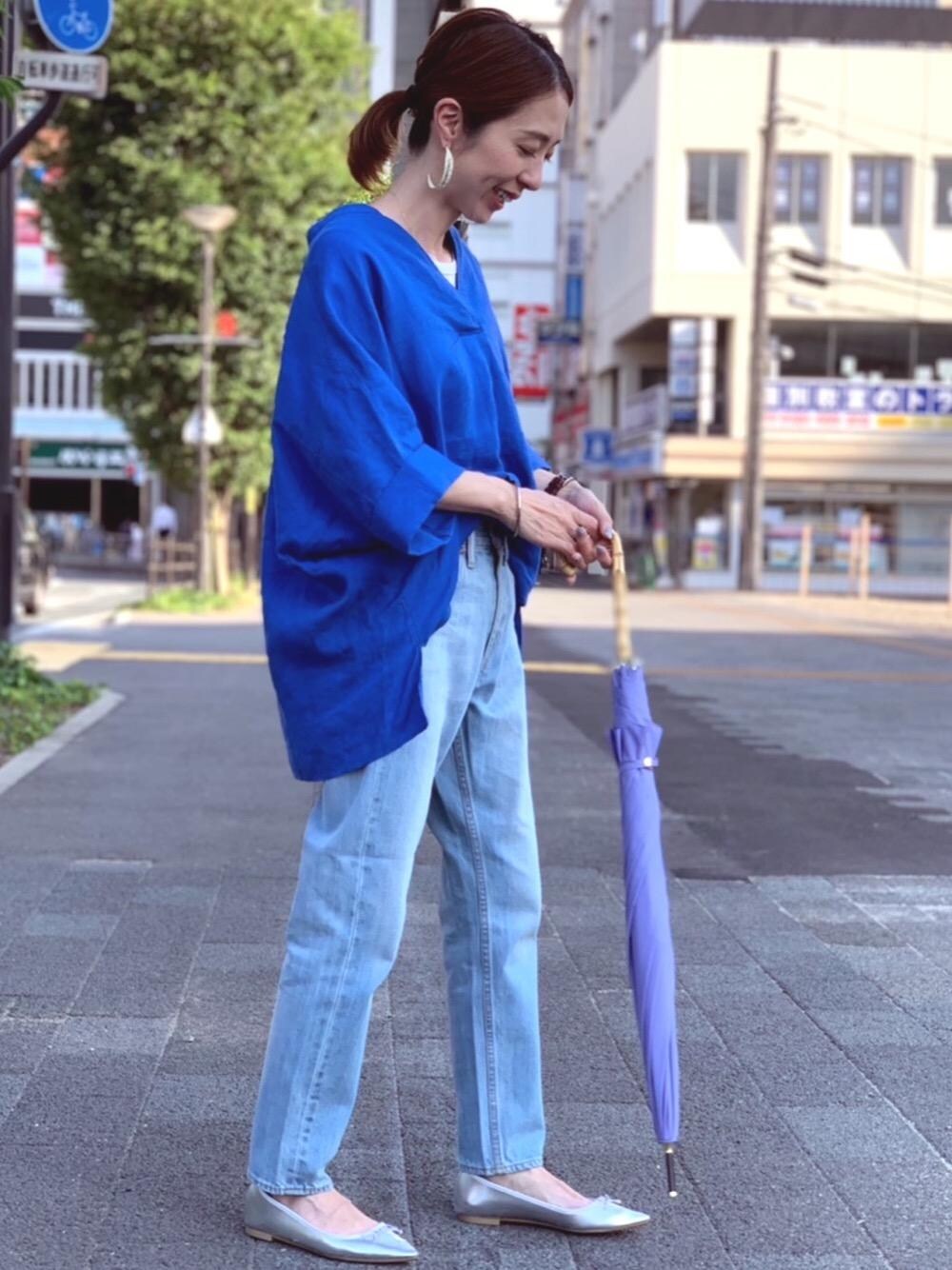 「リラックス、シューズ、デニムパンツ、シャツ/ブラウス、□骨格ウェーブ、【全社タグに統合】CASUAL、【全社タグに統合】デニム、【全社タグに統合】Relax」｜「green label relaxingのNFC ポインテッドレインシューズ（レインシューズ、シルバー系）」を使った、藤田（fujita）さん（レディース・157cm）の春コーディネートの1枚目の写真