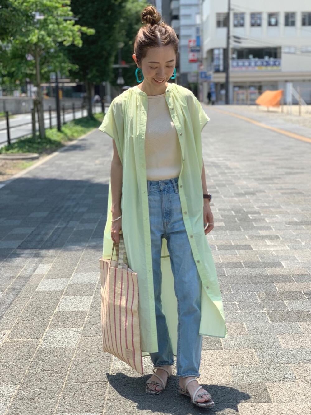「ワンピース、トレンド、リラックス、シューズ、デニムパンツ、👟バッグ、□骨格ウェーブ、☆この夏取り入れたいアメスリトップス」｜「green label relaxingの◆SC SIGNATURE デニム パンツ（デニムパンツ、その他）」を使った、藤田（fujita）さん（レディース・157cm）の夏コーディネートの1枚目の写真