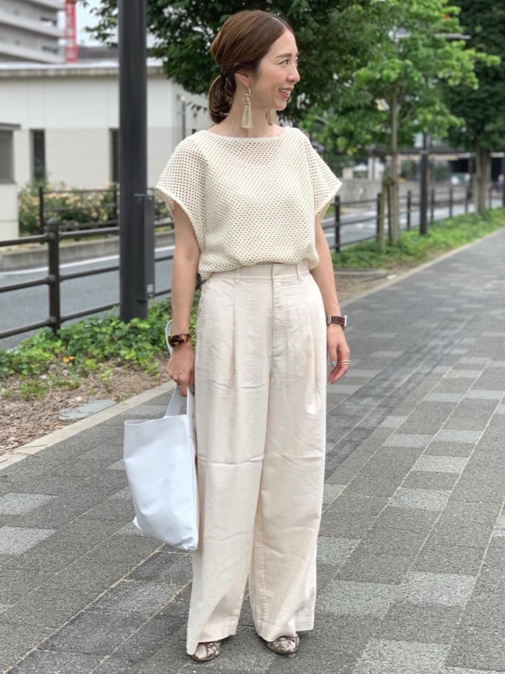 その他のレインシューズ、ホワイト系のその他パンツ、ホワイト系のショルダーバッグを着用したレディースの夏コーディネートの1枚目の写真