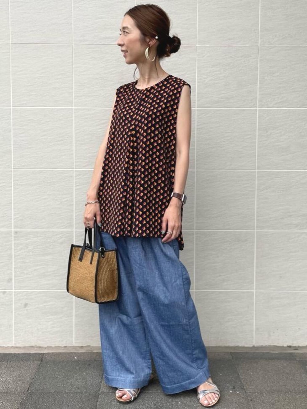 ブルー系のその他パンツ、シルバー系のサンダル、ブラック系のシャツ/ブラウスを着用したレディースの夏コーディネートの1枚目の写真