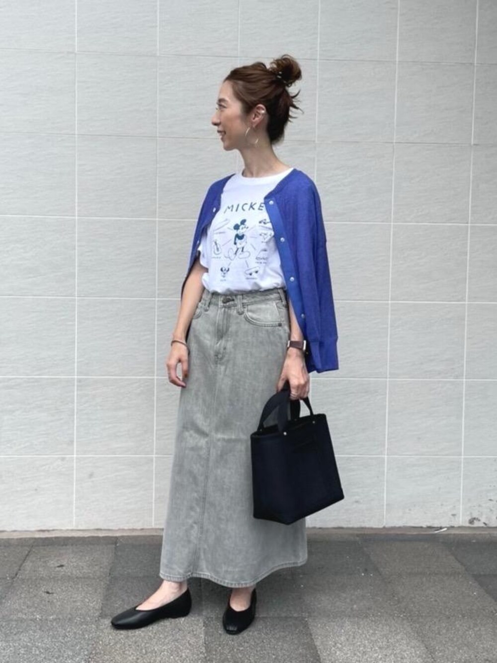 ブラック系のレインシューズ、ブルー系のカーディガン/ボレロ、ホワイト系のTシャツ/カットソーを着用したレディースの夏コーディネートの1枚目の写真