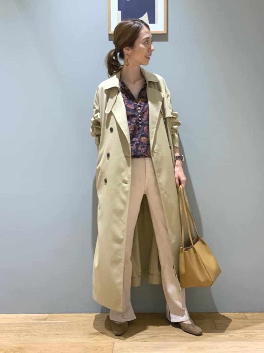 「アウター、トレンド、シューズ、デニムパンツ、シャツ/ブラウス、👟バッグ、□骨格ウェーブ、■1_OF MINE」｜「green label relaxingの[1_OF MINE] ◆ トレンチ コート ＜34-40サイズ＞（トレンチコート、ベージュ系）」を使った、藤田（fujita）さん（レディース・157cm）の夏コーディネートの1枚目の写真
