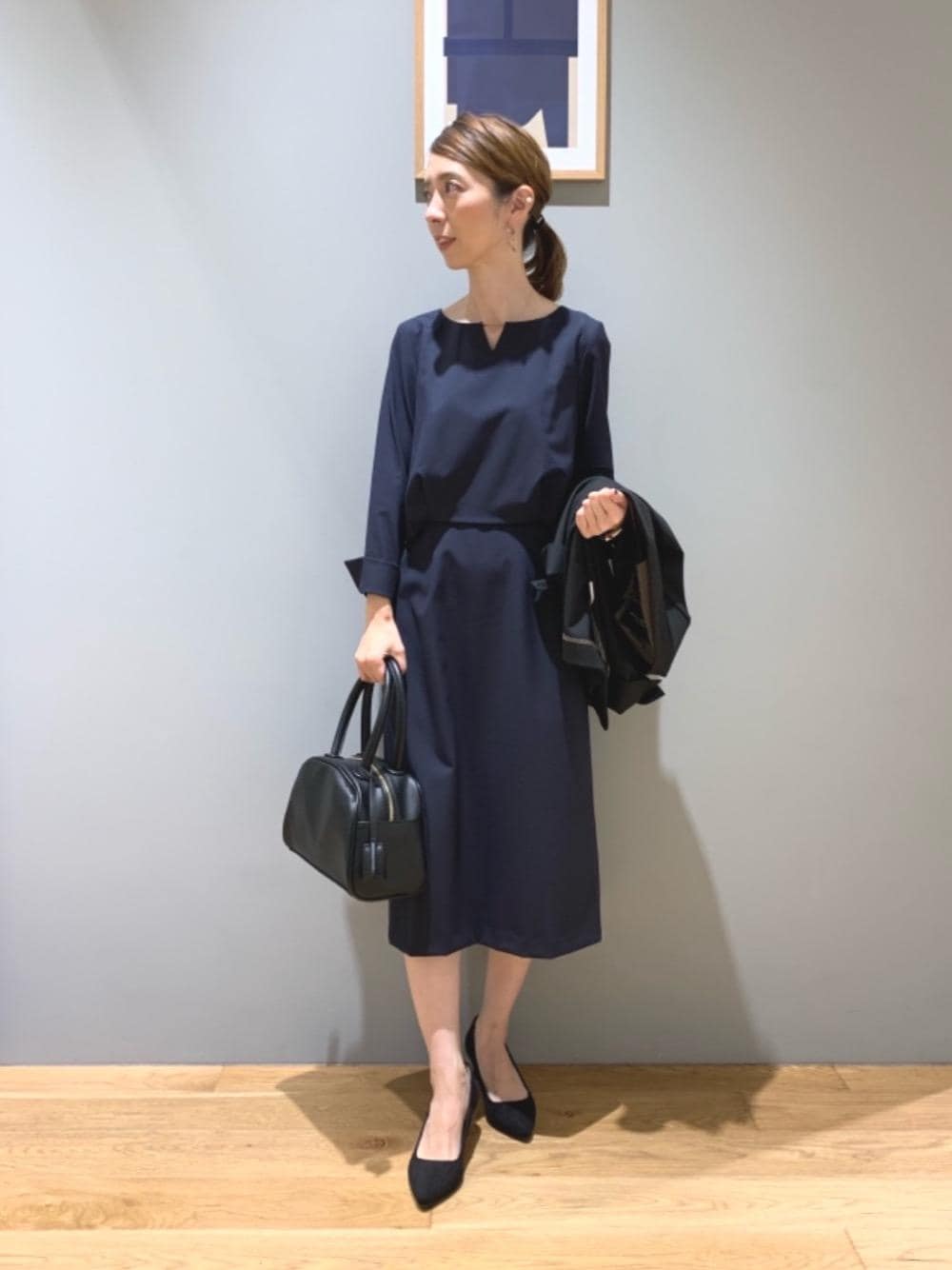 「ジャケット、ワンピース、シューズ、ビジネス、👟バッグ、フォーマル/セレモニー、□骨格ウェーブ」｜「green label relaxingのロングハンドル 2WAY ボストンバッグ（ショルダーバッグ、ブラック系）」を使った、藤田（fujita）さん（レディース・157cm）の秋コーディネートの1枚目の写真